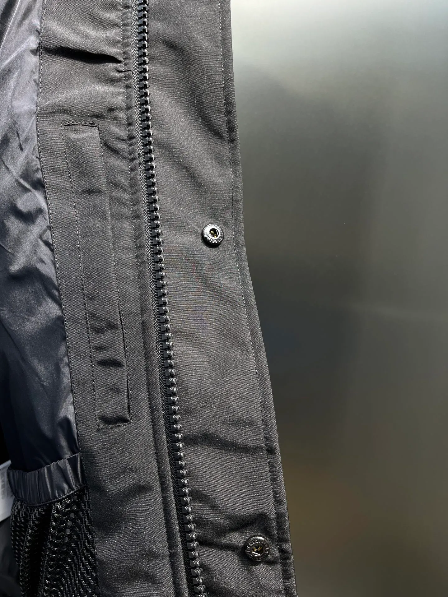 P720 high-end version black (new version of Big Goose 01) Canada Goose Canada Goose #Chilliwack 7999M bomber jacket short down jacket/01 model #Men and Women Same Style# ➖ Genuine synchronous anti-counterfeiting chip sensor! ➖ Imported 21S polyester-cotton blended original fabric [last year’s 16S/18S hard fabrics have been completely eliminated, this year all use 21S genuine synchronous fabrics, the soft mid-strap feels delicate and textured], genuine synchronous Feather-Light 10D waterproof coating fabric, made of 84.5 polyester fiber and 15.5 cotton, 100% the best feel in the entire network! ➖ The genuine official website is synchronized with the national standard 80 white duck down, you can check the official website customer service, there will never be a series of misleading claims such as 90 down or goose down! ➖ Using the best nylon lining with double double-layer sealing design, velvet-proof No. 7 needle + grid-filled down ready-made garments, there is 100% no so-called velvet running! ➖ The cuffs are designed with thickened seamless threads, and the collar and pockets are lined with top-quality polar fleece to keep you warm and comfortable! ➖ Yoshida YKK provides original custom-made electroplated sliders. YKK two-way lockable zippers are tight and smooth and will not peel off paint! ➖ 3M composite guarantees that the Velcro is the same as the original, durable, and all accessories and hardware are custom-made! ➖ Imported BEHRINGER embroidery machine to customize the 10,000-needle embroidery logo, 98% of which can be reproduced to restore the original logo. You can check and compare on the official website! ➖ The fur collars are all made of large pieces of Western Canadian blue wolf hide, ensuring that each fur collar is 13-15cm wide!   Size:XS-XXL
